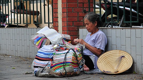 Nhưng với bà Nguyễn Thị Lan, 70 tuổi, thì gánh hàng nhỏ này lại là nguồn thu chính để bà nuôi đứa con gần 40 tuổi bị tâm thần và mẹ già gần 100 tuổi.